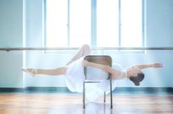 素食网红“破戒”被拍，私密晚宴大啖和牛鱼子酱，背后疑涉高额“赎罪券”骗局